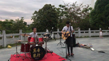 - 小伙彈唱《光輝歲月》路人點贊