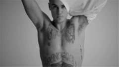 Justin Bieber - 尖叫聲,比伯最新黑白寫真預告短片!