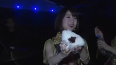 前田敦子差點把大島優子的超級大飯團掉地上了!