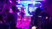  - 小伙彈唱《海闊天空》大合唱