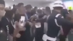 泰妍 - 雅加達蘇加諾機場/身體接觸中危險和令人不安的時刻的尷尬