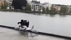 笑死人!后面的大哥太慘了...
