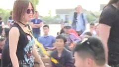 樂迷'遛女孩兒'