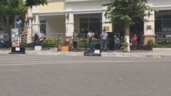 2 Em Tay Ng?u H?ng Trên Ph? ?i B?