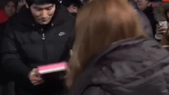 屌絲居然拒絕少女時代泰妍的擁抱,瘋了馬!