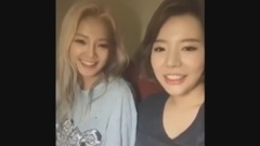 少女時代兩個無聊的玩貓少女跟YOONA在視頻,結尾孝淵的聲音好奇特...這是神馬節奏