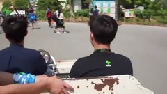 三個男孩子一起開車,這車速??
