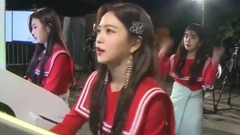 Yeri投籃一結束 Irene就馬上過來玩