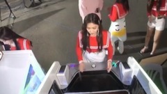 Yeri認真投籃 姐姐們在一旁抓娃娃