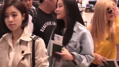 T-ara和粉絲們像老朋友一樣親切地(金浦機場出國)
