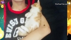 易烊千璽懷抱貓咪 公路旁拍照超可愛