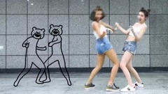 兩姐妹模仿Betakkuma熊頭人舞蹈