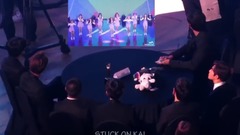 EXO臺下觀看MOMOLAND