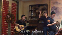  - 同學聚會很開心，一起合唱《不再猶豫》女同學又唱又跳