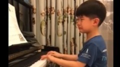 安吉練鋼琴急哭