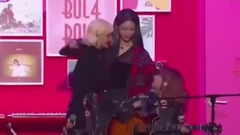 Heize,臉紅的思春期 - 因為下雨了&Say You Love Me&Don’t Know You&Some - 2017MAMA in Hong Kong現場版 17/12/01