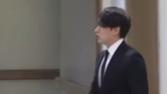 SJ &少女時代滿臉沉重悼念金鐘鉉 金政?？薜箶v扶進靈堂