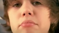 Justin Bieber才出道就敢在熒幕前強吻傻臉!比伯走紅歷程