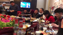  - 跑場小哥唱《我們不一樣》看著挺心酸，沒有觀眾互動