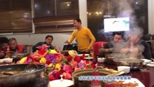  - 跑場小哥唱《再回首》打動觀眾，兩位大叔忘情擁抱大聲跟唱