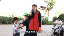  - 殘疾人演唱，霎那間，人們的心也隨著那歌聲一齊起伏！