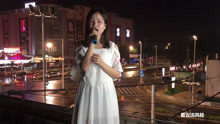  - 美女淋著雨唱《歲月神偷》真走心了，聽著自己心都痛了