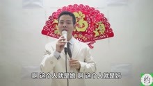  - 小伙穿上10年前的西裝和領帶，只為了這份送給母親的節日禮物