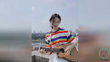  - 甜美女生戶外彈唱一首青檸