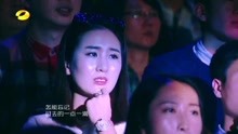  - 他唱這首歌唱的撕心裂肺, 臺下觀眾聽得哭紅了眼, 這唱功沒得說