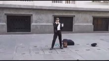  - 表演太精彩了，男子街頭翻唱邁克爾杰克遜成名曲，路人紛紛解囊！