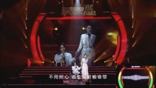  - 張柏芝淚眼朦朧演唱《沒那么簡單》，當她下跪的剎那，淚灑全場