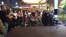  - 男子街頭演唱《大?！? width=