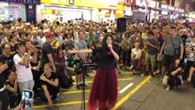  - 流浪歌手街頭深情的演唱