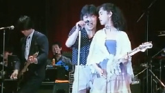 港からやって來た女