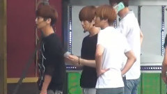 脫下襪子塞進哥哥褲兜的泰民