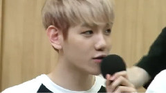 白賢模仿摩托車