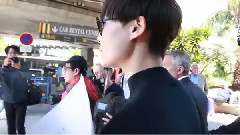 李宇春清新亮相戛納尼斯機場 印花套裝被贊穿出名模感