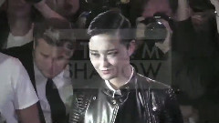 李宇春巴黎看秀遭外媒圍堵 外媒記者不斷高呼 Lee