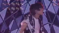 與飾品搏斗的泰民