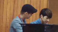 圍住彈鋼琴的李在煥