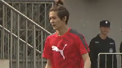 2015鹿晗足球春日會 鹿晗上半場滑倒膝蓋受傷