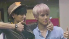 TAO & KAI 拿相機為小伙伴拍照