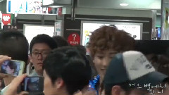 燦烈叫回走錯方向的白賢