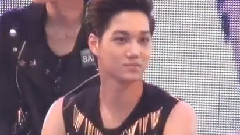 KAI脫衣服的小動作