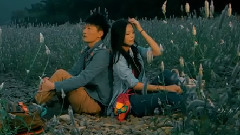 輕聲的說