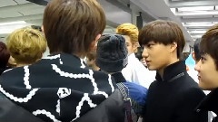 香港機場出關排隊 各種小動作