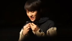 李旼赫拿粉絲的相機拍照