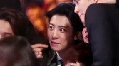 2014 Mnet Asian Music Awards和成員們拍照中