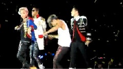 Fantastic Baby GD掉耳環