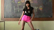  - 美腿性感短褲美女教室熱舞